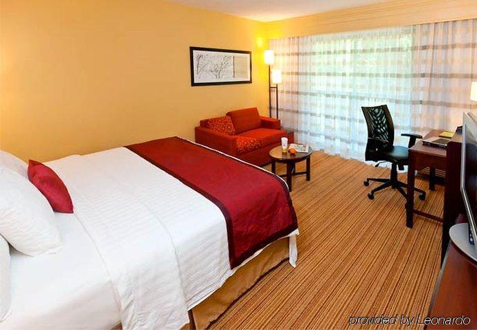 Courtyard By Marriott Pensacola Hotel Room photo